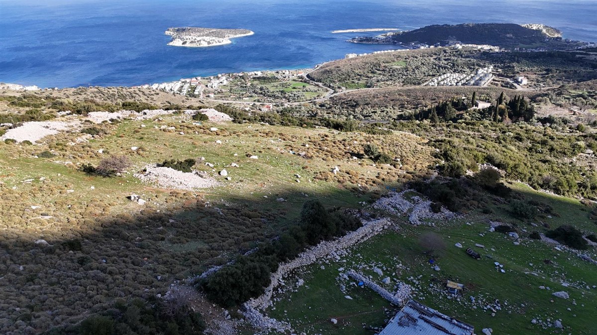 Karaburun Çullu'da Deniz Manzarali  Satilik Tarla 