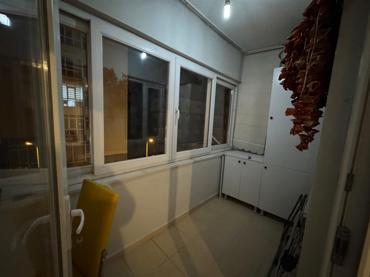 Halk Caddesinde İçi Komple Yenilenmiş Arakat Daire