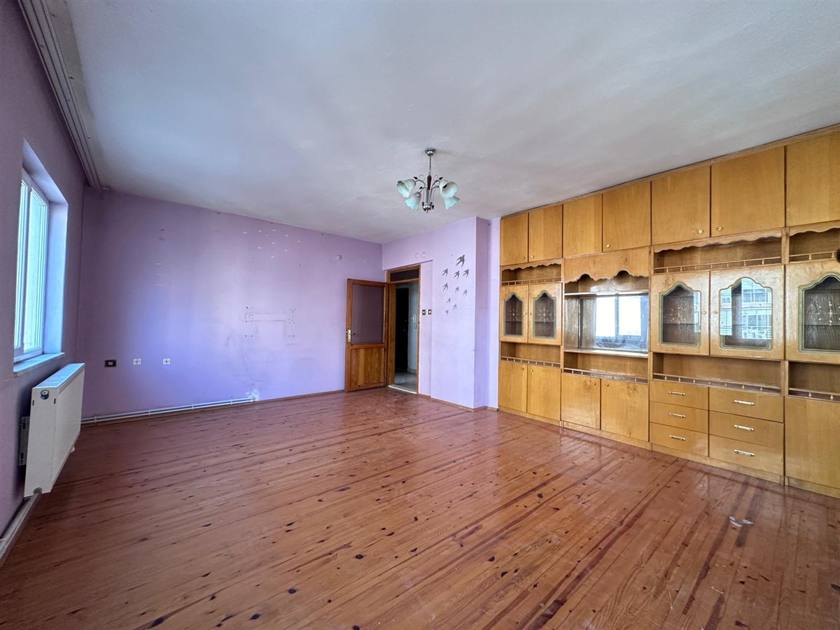 Atatürk Cad. Merkezi Konumda Asansörlü 3+1 130 M2 Arakat Daire