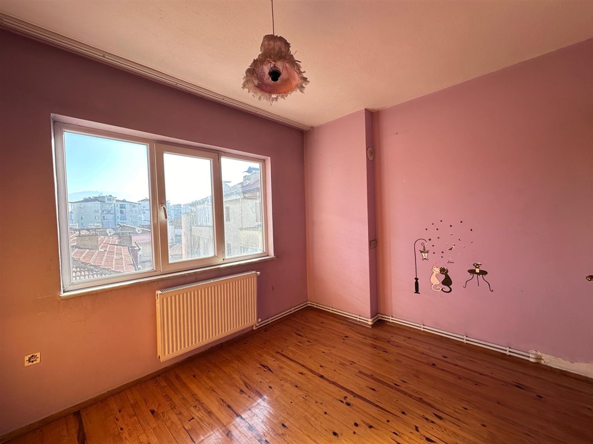 Atatürk Cad. Merkezi Konumda Asansörlü 3+1 130 M2 Arakat Daire