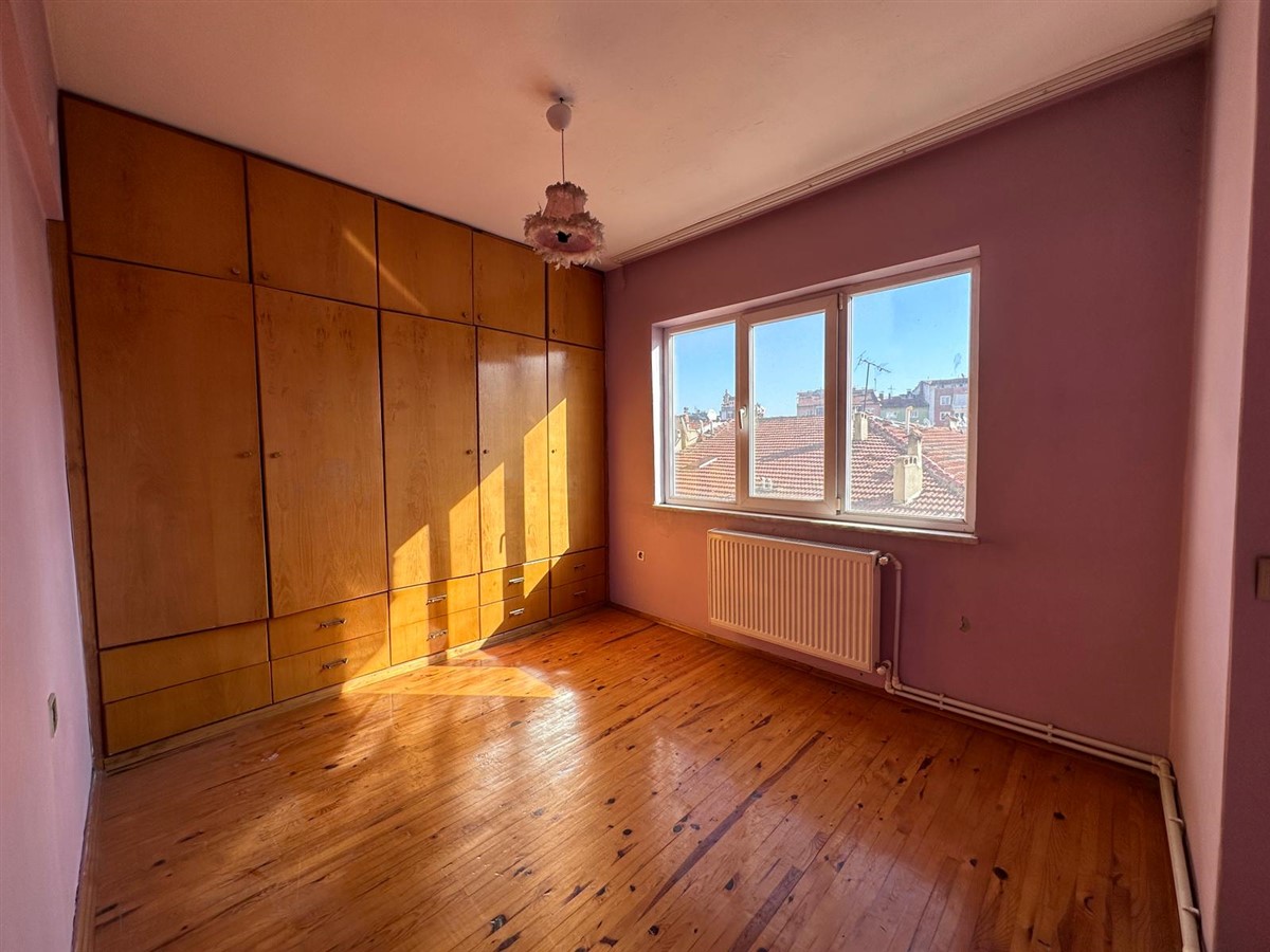 Atatürk Cad. Merkezi Konumda Asansörlü 3+1 130 M2 Arakat Daire