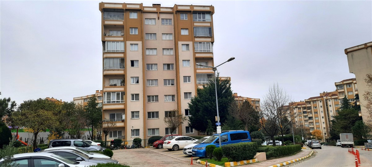 Manolya Sitesi'nde 90M2 Çift Wc'li Bakimli Boş 5.Kat Satilik 2+1