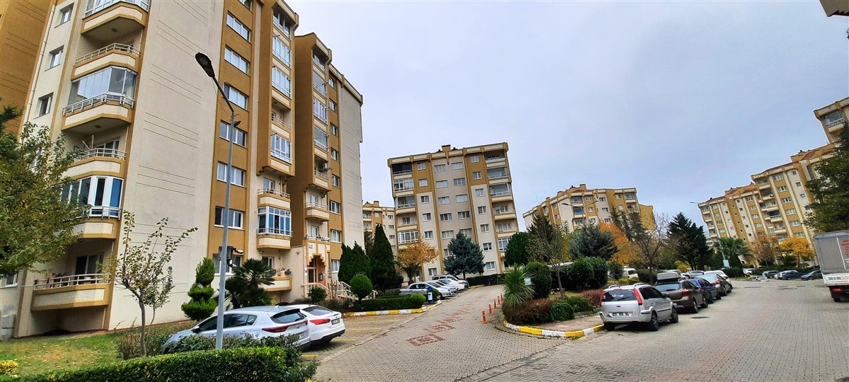 Manolya Sitesi'nde 90M2 Çift Wc'li Bakimli Boş 5.Kat Satilik 2+1